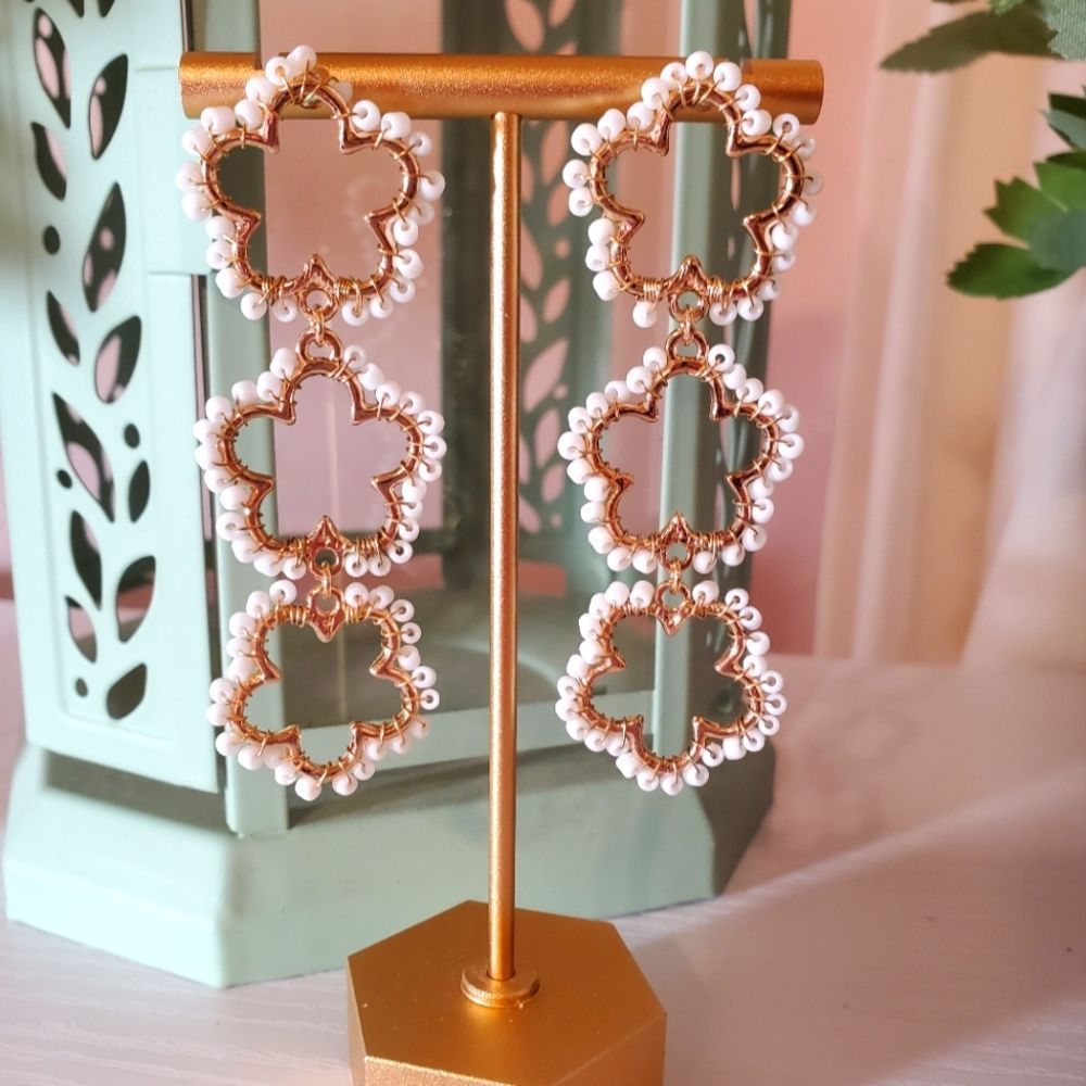 WHITE Seed Bead Flower Earrings - Picture 5 of 6